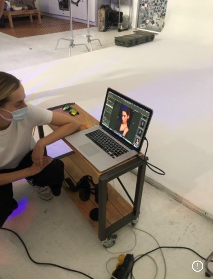 Za kulisami: podgląd zdjęć na laptopie w studiu
